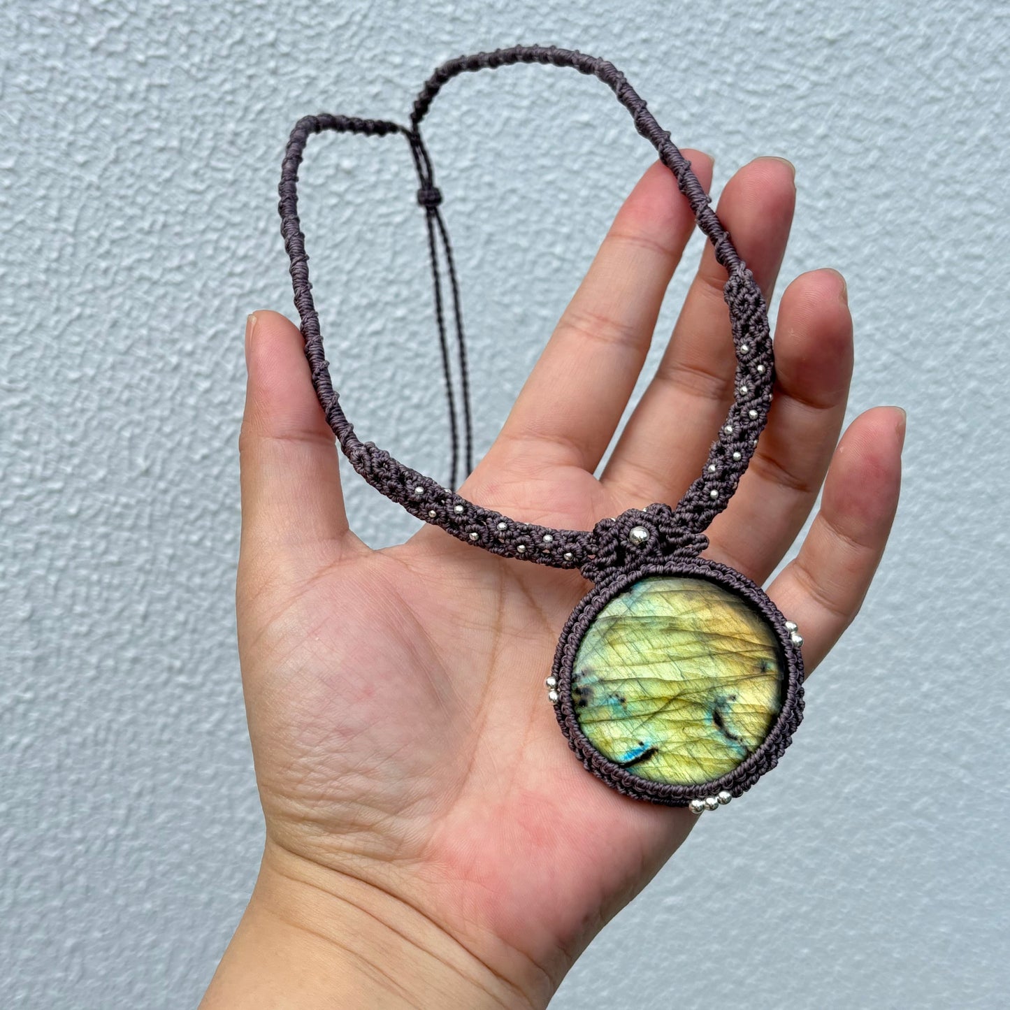 M24116 - Macrame labradorite necklace