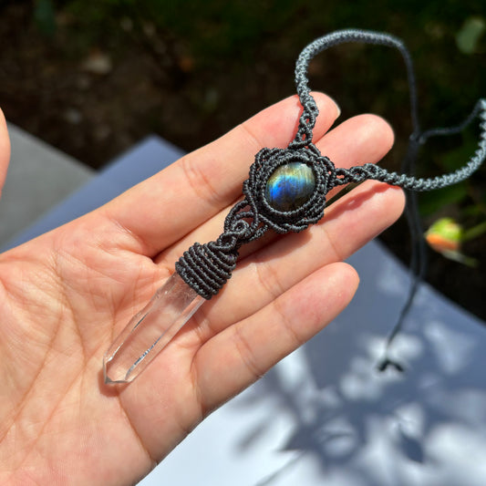 M24114 - Macrame labradorite and lemurian quartz point pendant