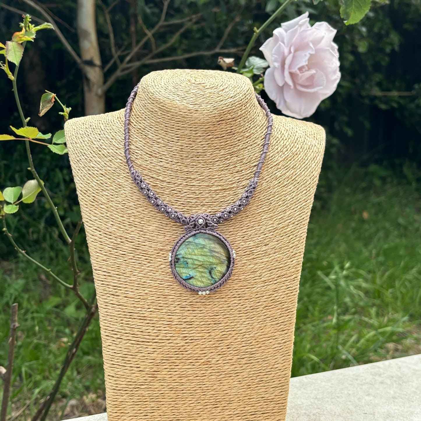 M24116 - Macrame labradorite necklace