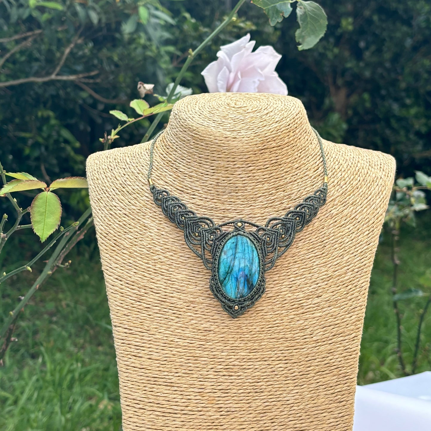 M24118 - Macrame labradorite necklace