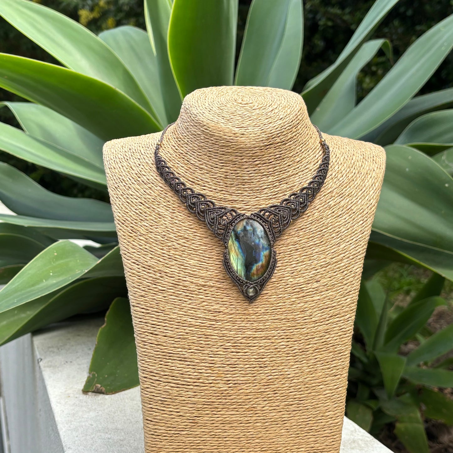 M24119 - Macrame labradorite necklace