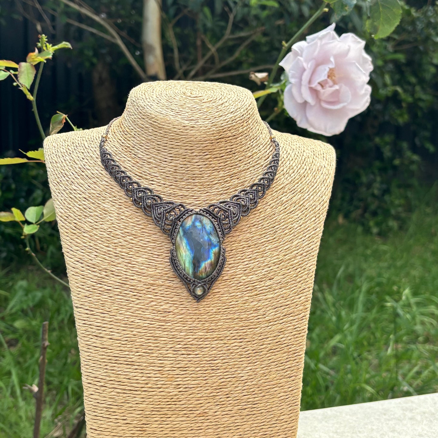 M24119 - Macrame labradorite necklace