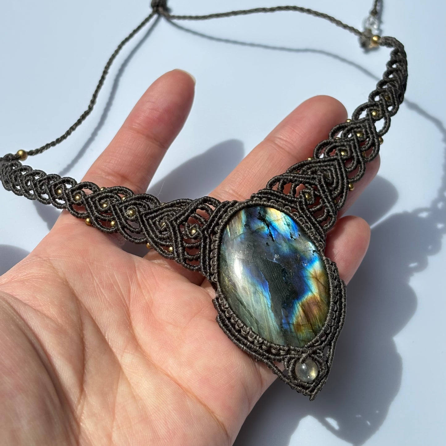 M24119 - Macrame labradorite necklace