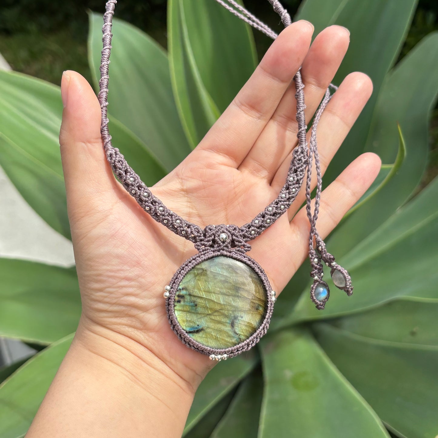 M24116 - Macrame labradorite necklace