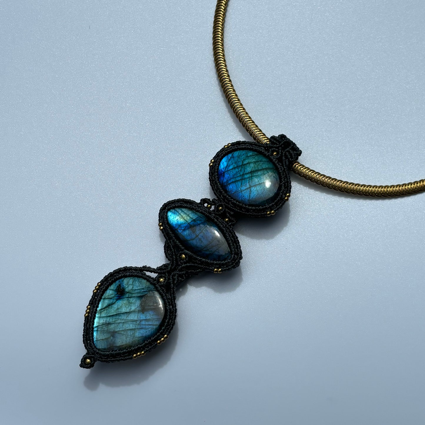 M24120 - Macrame labradorite chocker