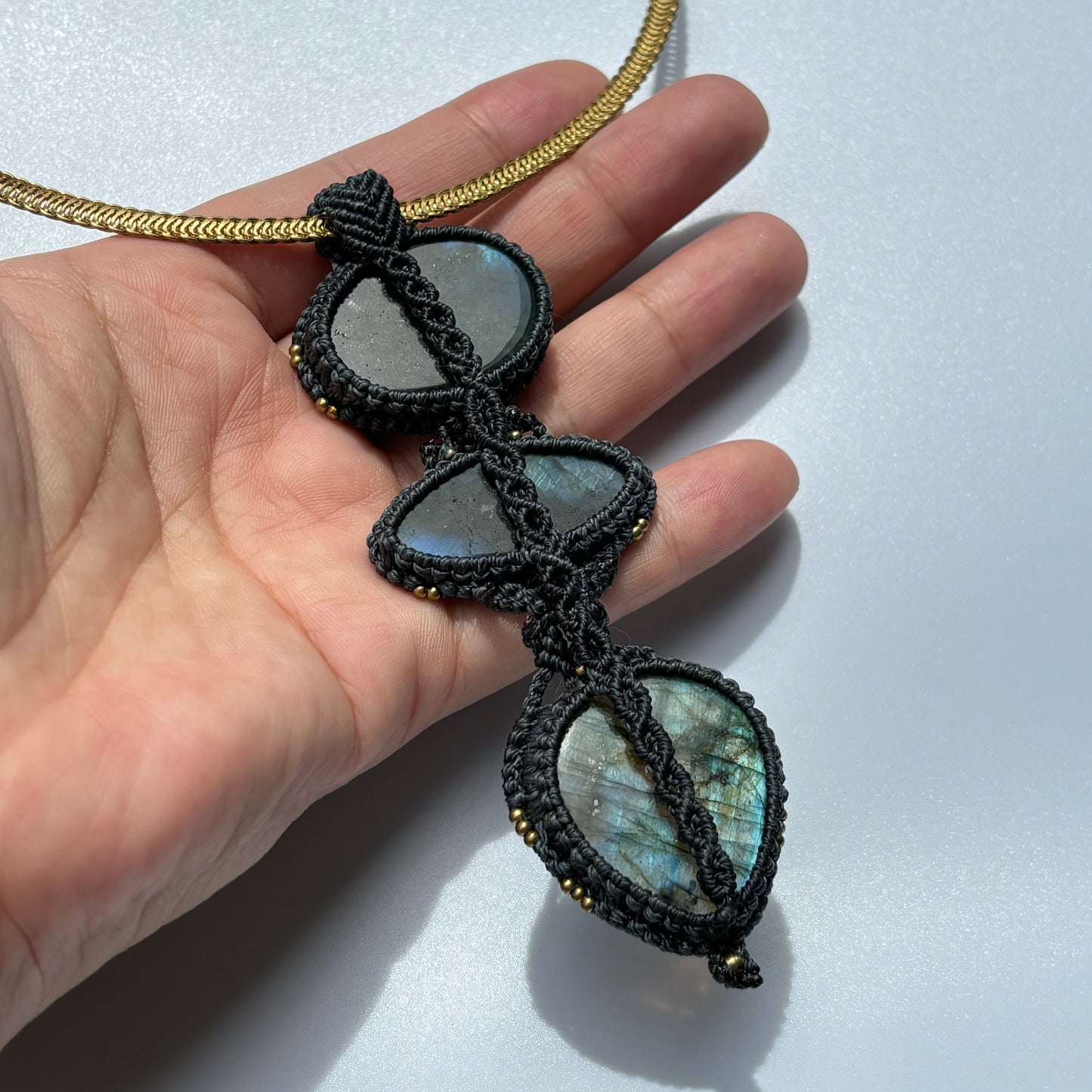 M24120 - Macrame labradorite chocker