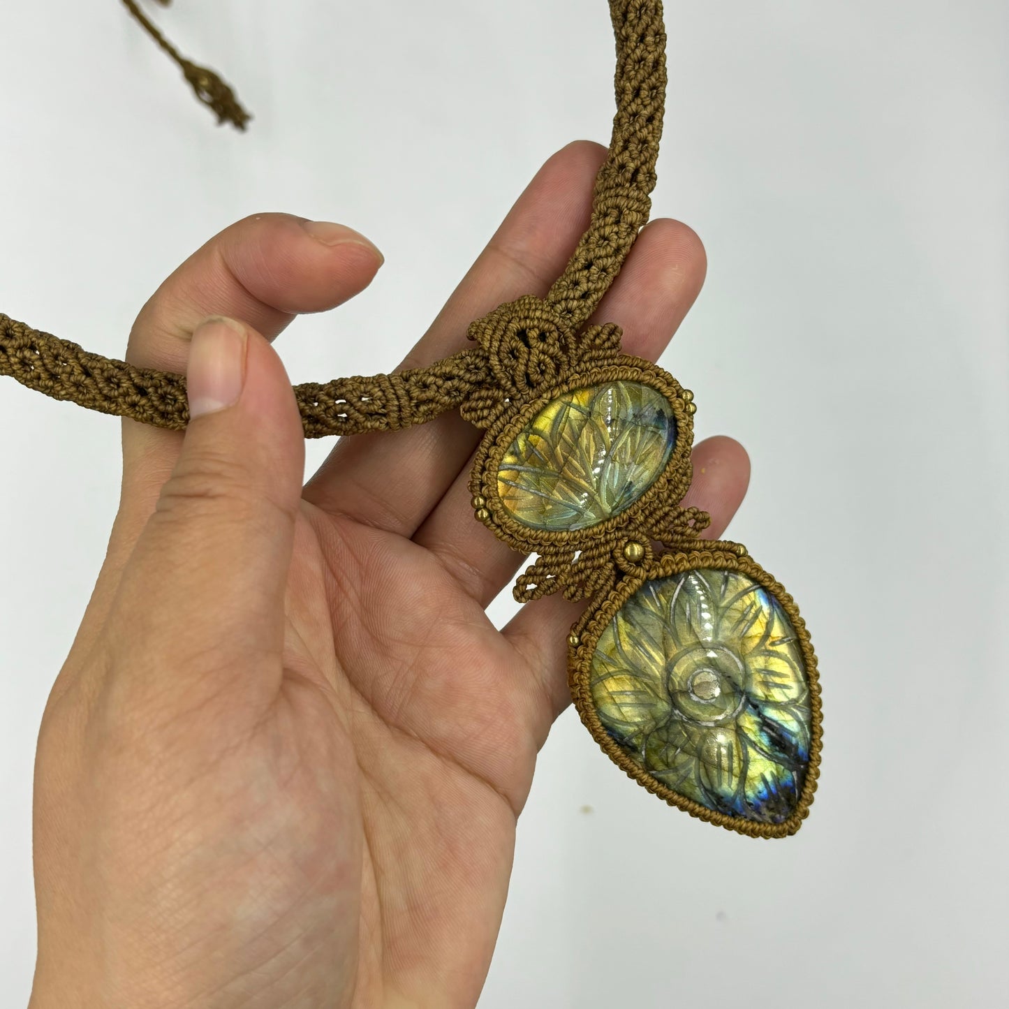 M24117 - Macrame labradorite necklace