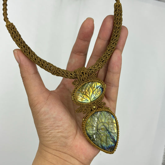 M24117 - Macrame labradorite necklace