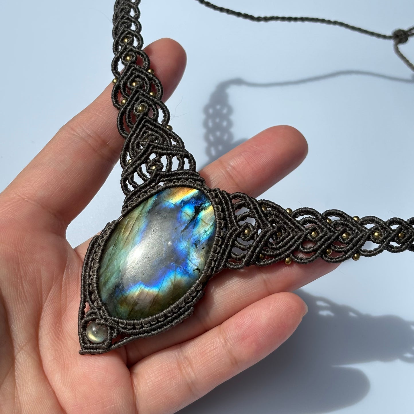 M24119 - Macrame labradorite necklace