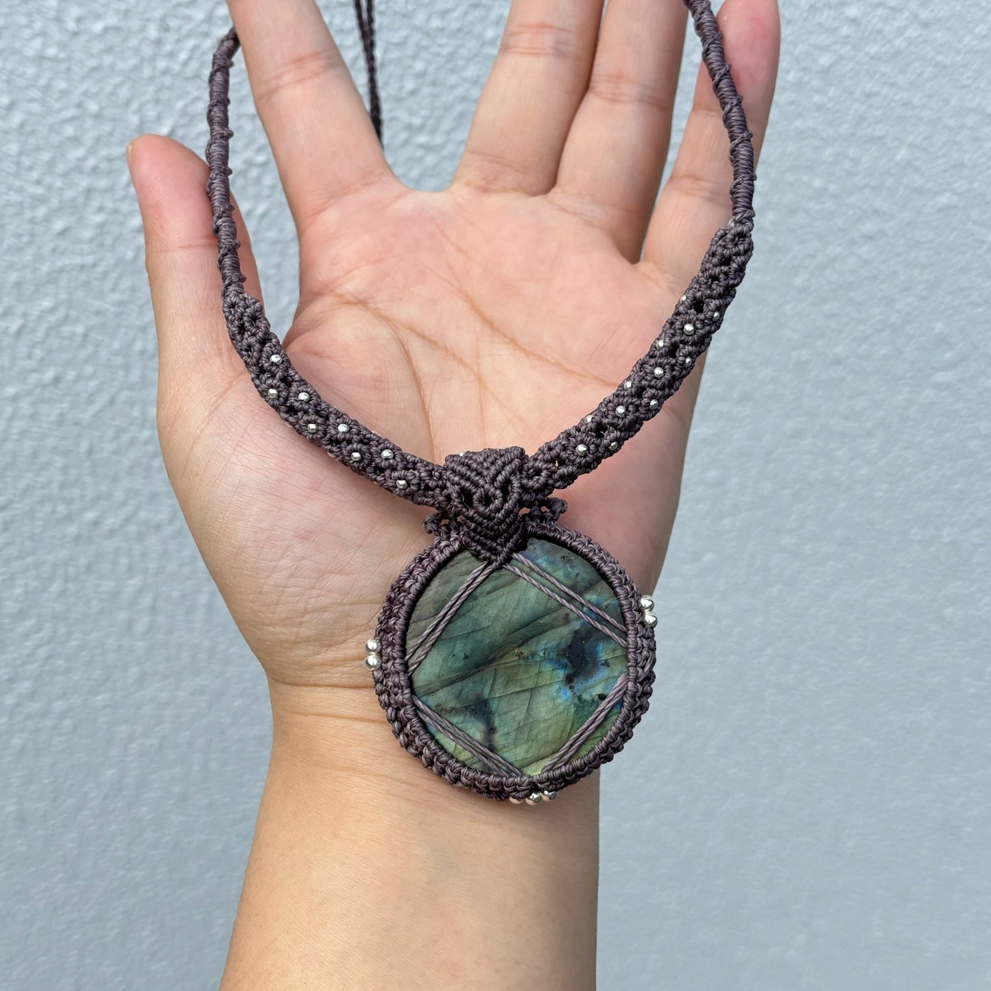 M24116 - Macrame labradorite necklace